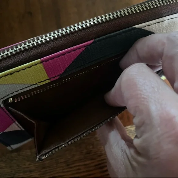 Fossil zip around wallet - Picture 6 of 8